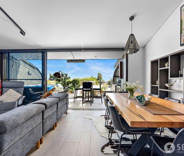 Stylish Coastal Living - Fully Furnished Apartment - Photo 4