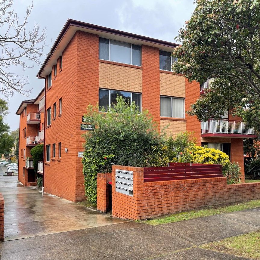 LARGE 3 BEDROOM UNIT - WALK TO ALL AMENITIES - Photo 1