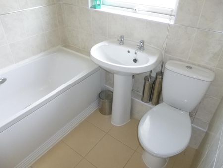 2 bedroom end of terrace house to rent - Photo 5
