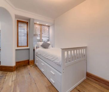 3 bedroom flat in London - Photo 6