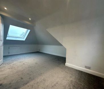 4 bedroom Bungalow in Connaught Road, Fleet - Photo 2