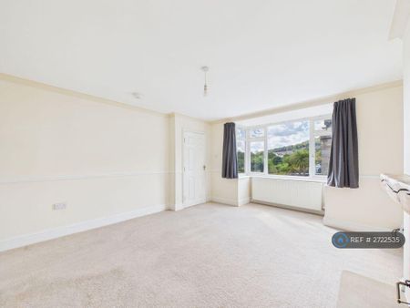 3 bedroom semi-detached house to rent - Photo 2