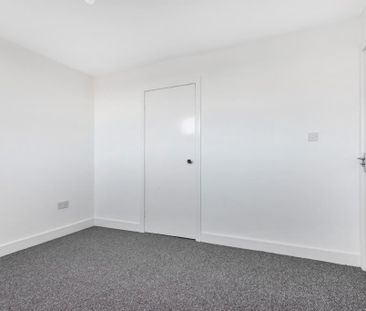 3 bedroom flat to rent - Photo 2