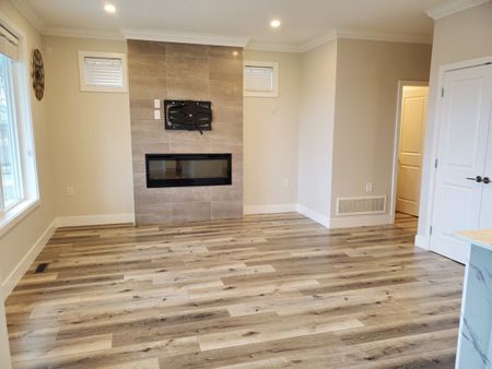 Bright, Open Concept Upper! - Photo 2