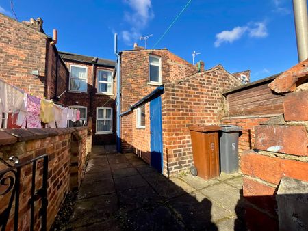 2 bedroom Mid Terraced House to let - Photo 3