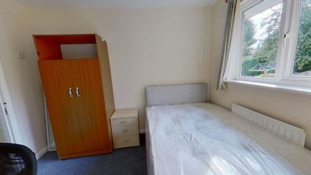 4 bedroom semi-detached house to rent - Photo 4