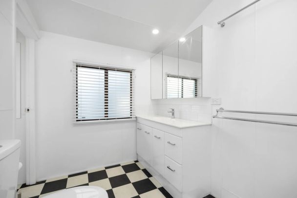 Spacious & Updated Family Home in Prime Dutton Park Location - Photo 1