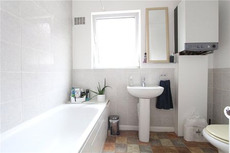 Old Woking Road, West Byfleet, Surrey, KT14 6LG - Photo 5