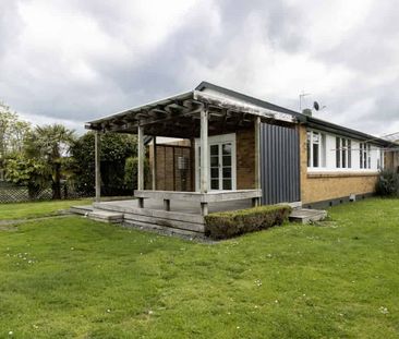 Newly Renovated 3-Bedroom Home with Double Garage - Photo 5