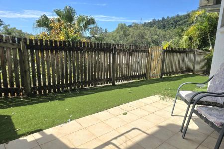 Great Location...Spacious Fully Furnished Townhouse! - Photo 2