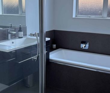 Modern Family Living in Millwater - 4 Bedrooms, 2 Living Areas & Sp... - Photo 5