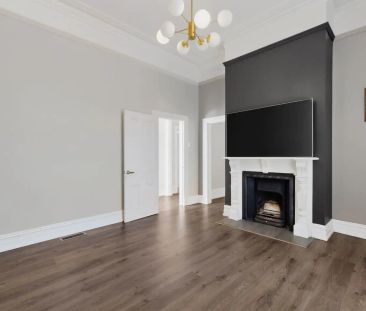 Classic Architecture, Modern Comfort, Prestigious Address - Photo 2