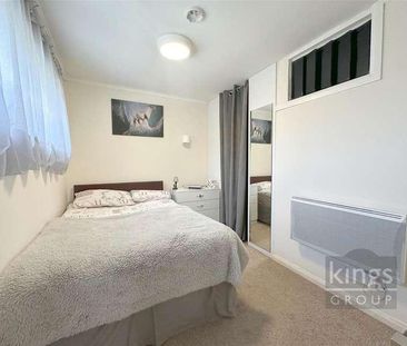 Avalon Close, Enfield, EN2 - Photo 2