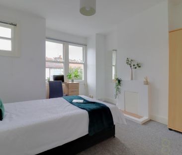 3 bedroom flat to rent - Photo 4