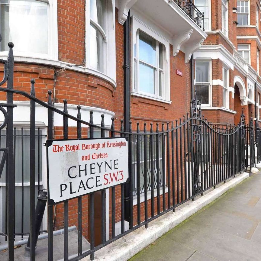 A newly redecorated five bedroom family home with generous accommodation in a desirable Chelsea location. - Photo 1