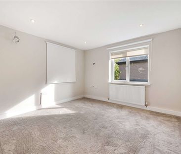 Exceptional contemporary home set within private gardens on one of ... - Photo 3