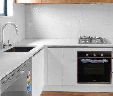 HOBSONVILLE - Terrace House - Photo 4