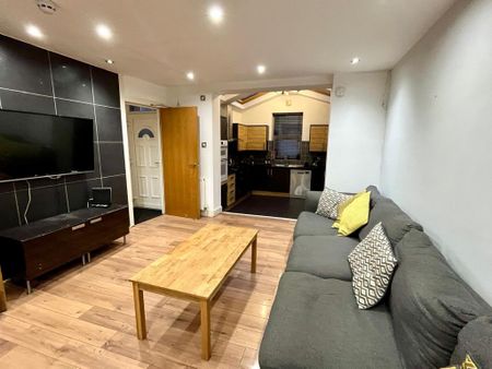 8 bedroom terraced house to rent - Photo 2
