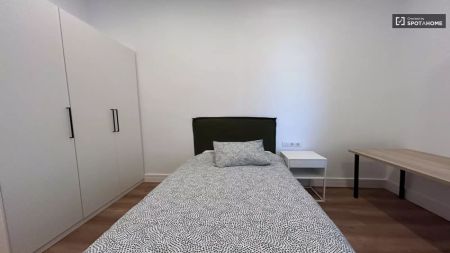 Rooms for rent in 8-bedroom apartment in L'Eixample - Foto 4