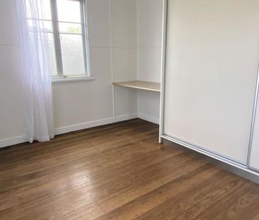 BEAUTIFUL FAMILY HOME IN QUIET STREET - Photo 2