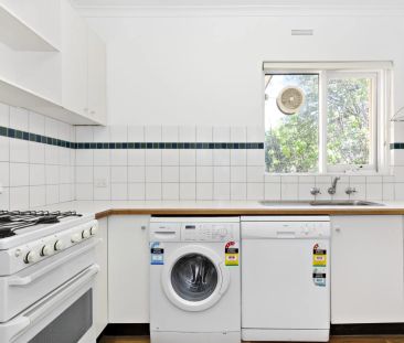 Stylish One-Bedroom Apartment in the Heart of Elwood - Photo 4