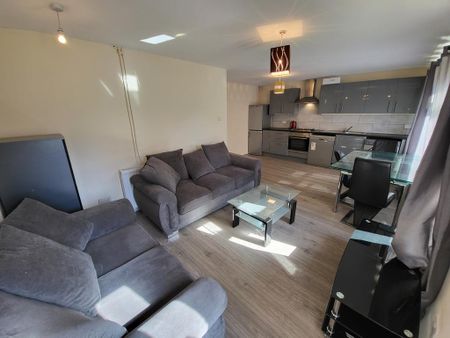 4 bedroom semi-detached house to rent - Photo 3