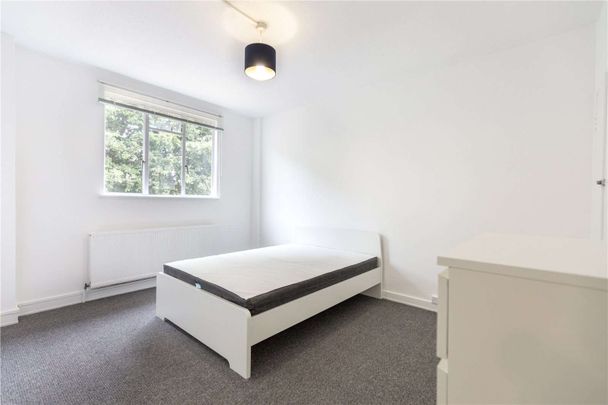 An ideal three bedroom flat located on the second floor of a well-presented building on Nightingale Lane - Photo 1