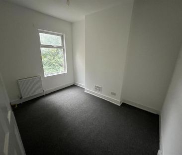 3 bedroom end of terrace house to rent - Photo 3