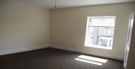 3 bedroom Terraced House To Let - Photo 2