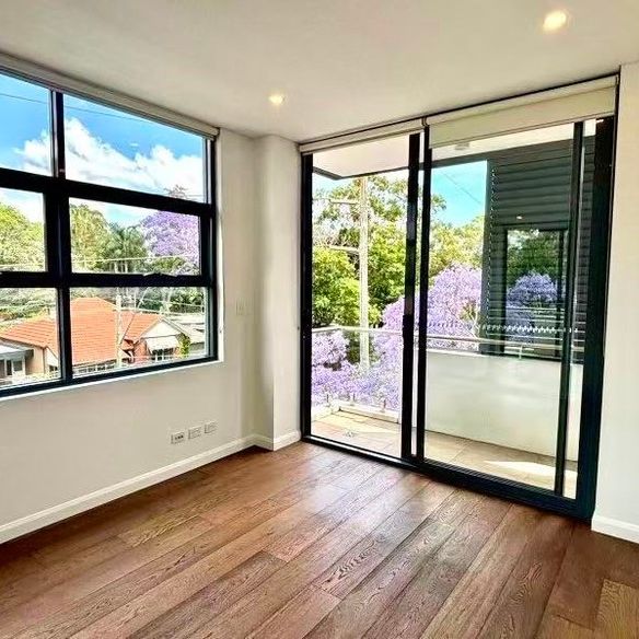 Near New Modern 2 bedroom + Study apartment in the heart of Eastwood - Photo 1