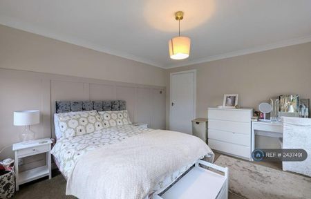 3 bedroom flat to rent - Photo 3