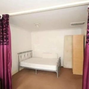 Studio flat with small Seperate living area - ilford - Photo 2