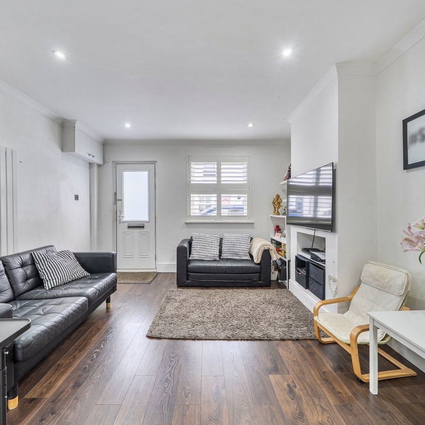 Primrose Gardens, Bushey, WD23 - Photo 1