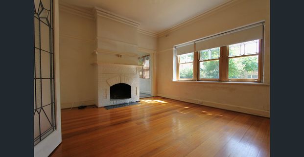 Seriously spacious, perfectly positioned - Photo 1