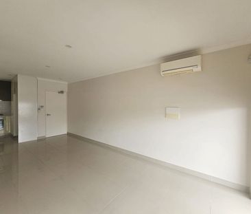 Modern Apartment Featuring a Private Balcony - Photo 2