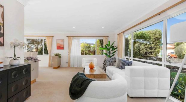 Spacious 5-Bedroom Family Home - Photo 1