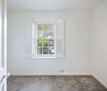 Superbly presented 3 bedroom house with garden and conservatory. - Photo 3