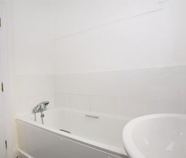 3 bedroom flat to rent - Photo 2