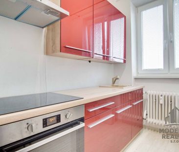 Na prenájom kompletne prerobený 2-izbový byt s balkónom v centre, Nové - Photo 6