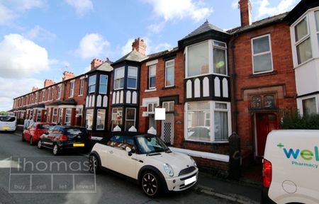 4 Bedroom Town House, Chester - Photo 2