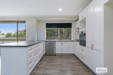 Spacious Four Bedroom Home Plus Study - Photo 3