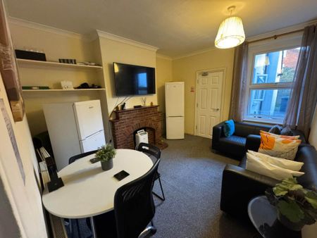 COUPLES WANTED! Room 1: 46 George Road, Guildford, GU1 4NR - Photo 4