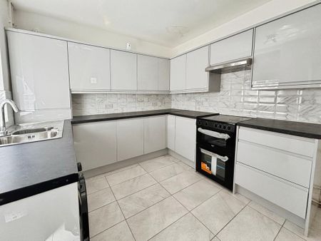 4 bedroom terraced house to rent - Photo 3