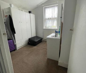 3 Bed Terraced House, Holbrook Road, E15 - Photo 5