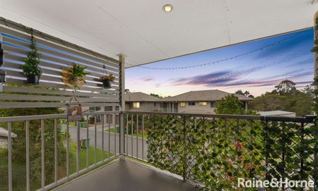 FANTASTIC LOCATION & PEACEFUL HOME! NBN, Air-Con, 3 Bed 2&1/2 Bath Townhouse, Pool, Gym - Photo 3