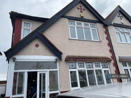 3 bedroom semi-detached house to rent - Photo 4