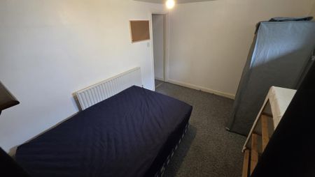 1 bedroom in a house share to rent - Photo 3