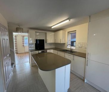 4 bedroom semi-detached house to rent - Photo 6