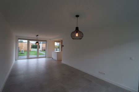 Nieuwbouwwoning met 3 slaapkamers, zolder, tuin en 2 autostaanplaatsen. - Photo 2