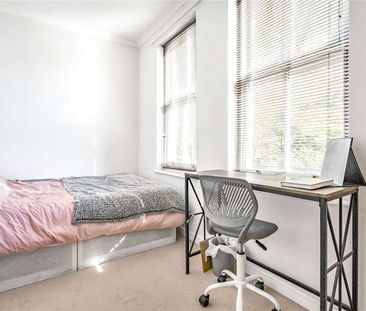 Charming four-bedroom terraced home in the heart of East London - Photo 6